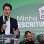 Daniel Vilela e Sandro Mabel entregam 700 escrituras a famílias de Goiânia