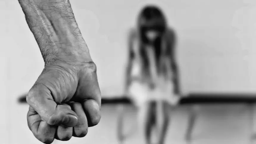 Mulher é agredida com chutes e enforcamento por companheiro que acaba preso no norte de Goianésia Mulher é agredida com chutes e enforcamento por companheiro que acaba preso no norte de Goianésia