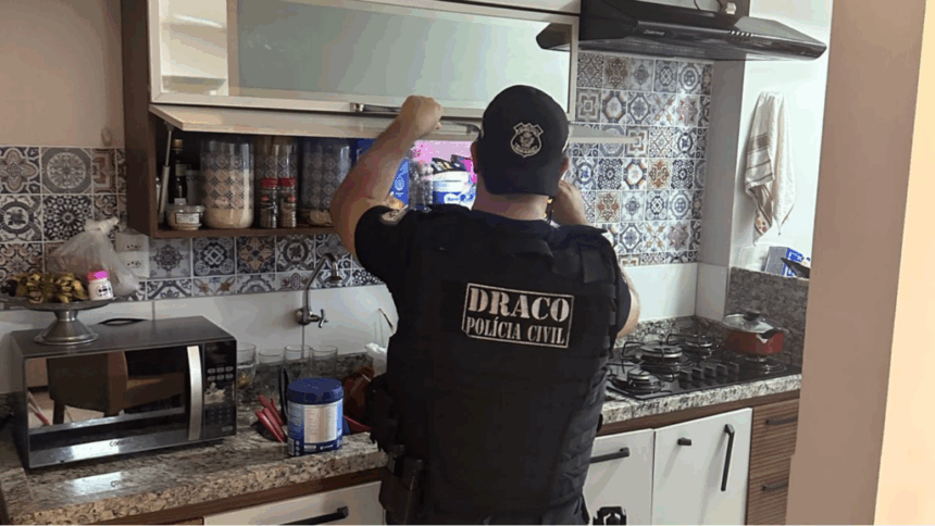 Polícia Civil cumpre prisão de investigada por lavar cifras milionárias do crime organizado; foragida, ela foi extraditada de Portugal