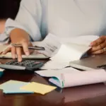 Alta do IOF ameaça setores que mais geram empregos no país: comércio e serviços