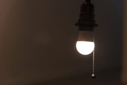 Bandeira amarela na conta de luz já está valendo; veja como economizar