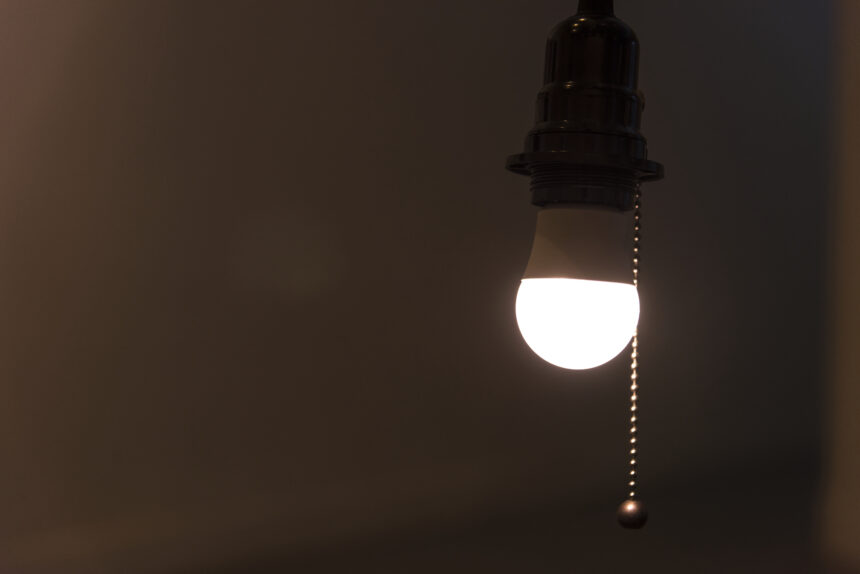 Bandeira amarela na conta de luz já está valendo; veja como economizar Bandeira amarela na conta de luz já está valendo; veja como economizar