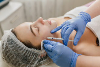 Biólogos na Estética? Nova resolução autoriza procedimentos injetáveis por profissionais da Biologia e reacende polêmica