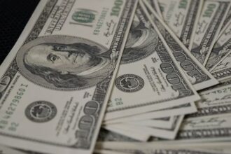 Dólar em queda, cotado a R$ 5,66