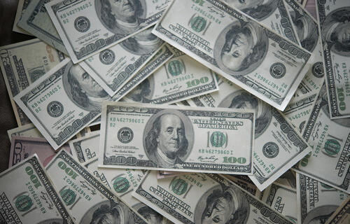 Dólar encerra último pregão em alta de 0,62%, cotado a R$ 5,74 Dólar encerra último pregão em alta de 0,62%, cotado a R$ 5,74