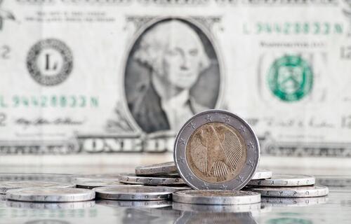 Dólar fecha em alta de 0,32%