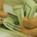 Dólar fecha último pregão em alta de 0,91%