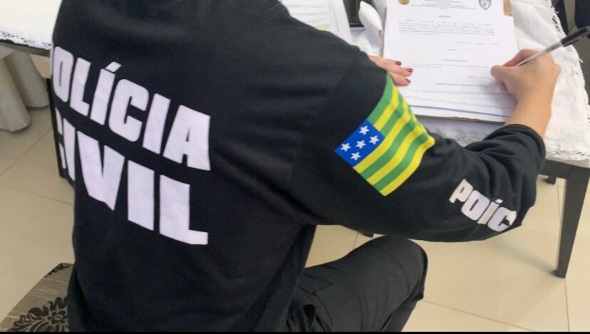 Polícia prende homem por fazer manobra perigosa, em uma motocicleta, em movimentada avenida de Mineiros Polícia prende homem por fazer manobra perigosa, em uma motocicleta, em movimentada avenida de Mineiros