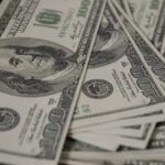 Quinta-feira começa com dólar em alta, a R$ 5,69