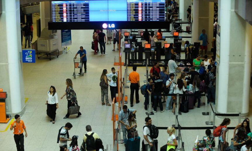 TRANSPORTE AÉREO: movimentação de passageiros no Brasil supera em 4% período pré-pandemia TRANSPORTE AÉREO: movimentação de passageiros no Brasil supera em 4% período pré-pandemia
