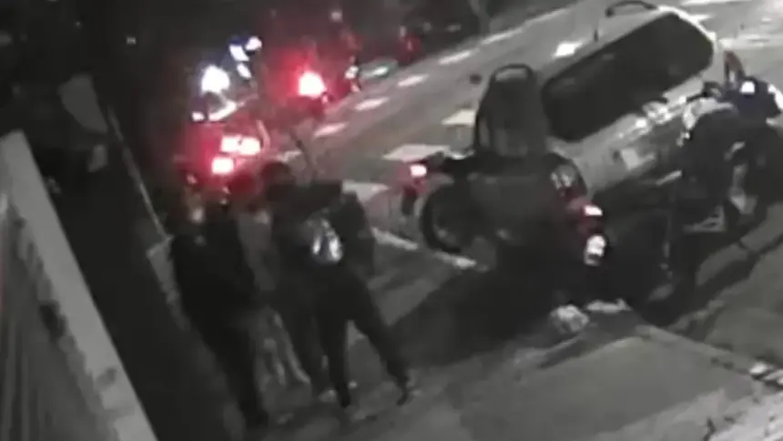 Homem é baleado ao lado de namorado após reagir a assalto na zona sul de SP Homem é baleado ao lado de namorado após reagir a assalto na zona sul de SP