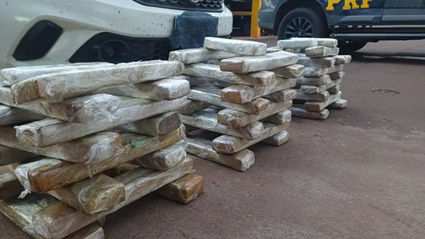 Homem é detido com 60 kg de maconha escondidos em fundo falso de carro na BR-364 Homem é detido com 60 kg de maconha escondidos em fundo falso de carro na BR-364
