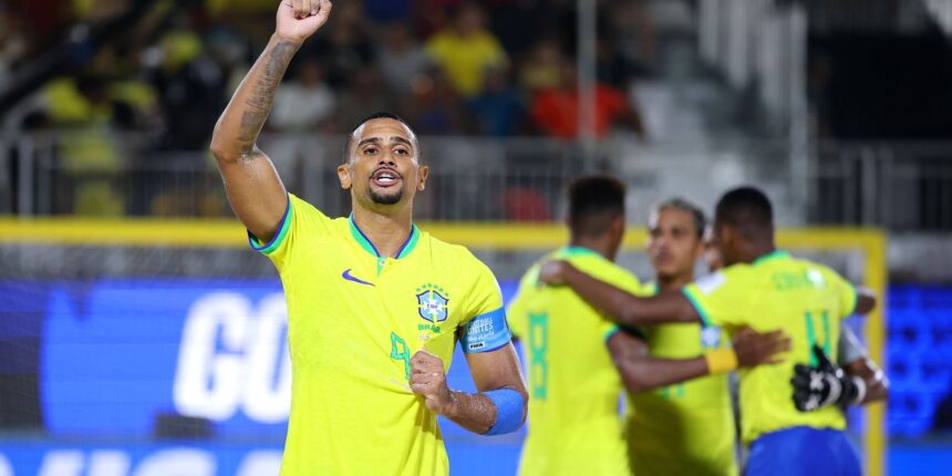 Brasil goleia Espanha e avança à semi do Mundial de futebol de areia Brasil goleia Espanha e avança à semi do Mundial de futebol de areia