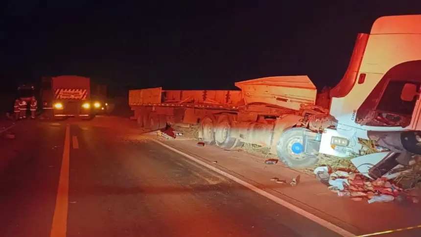 Tragédia na BR-452: Colisão entre quatro caminhões deixa uma pessoa morta