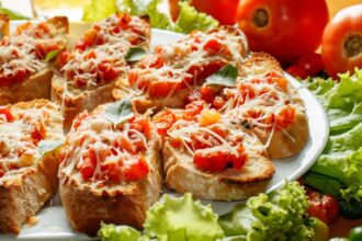 8 acompanhamentos deliciosos para sopas no inverno