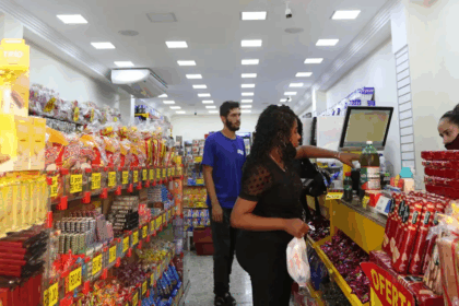 Comércio pressiona governo por revogação de portaria que limita funcionamento aos domingos e feriados