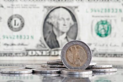 Dólar atinge menor valor em oito meses