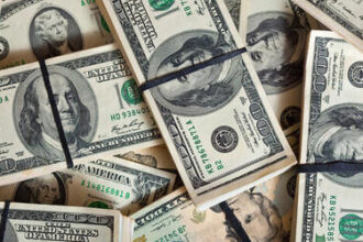 Dólar fecha última sessão em queda, a R$ 5,53, e renova cotação mínima do ano