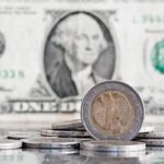 Dólar fecha na menor cotação em oito meses, a R$ 5,58