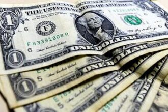 Dólar renova mínima e fecha última sessão em queda