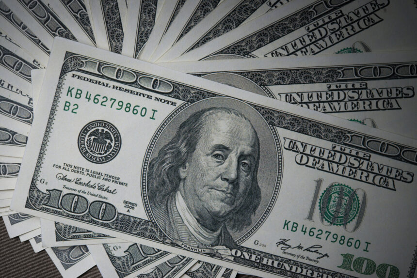 Dólar tem leve alta no encerramento da última sessão Dólar tem leve alta no encerramento da última sessão