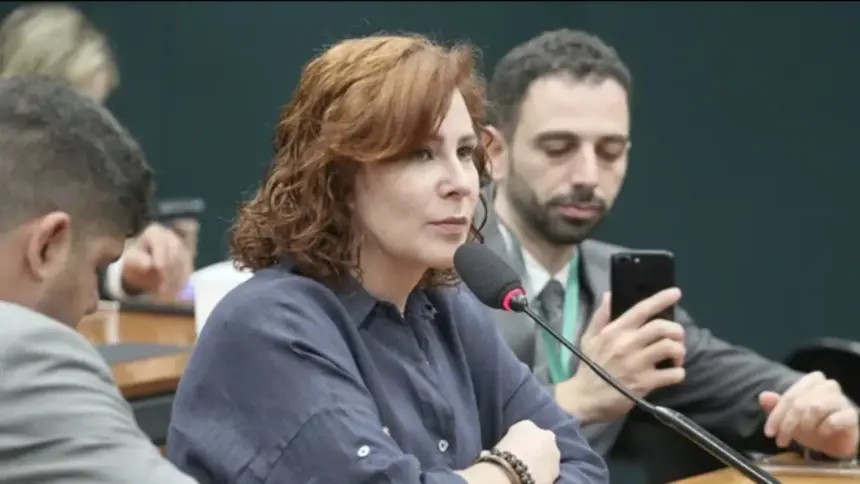 Após fuga, PGR pede prisão preventiva de Carla Zambelli Após fuga, PGR pede prisão preventiva de Carla Zambelli