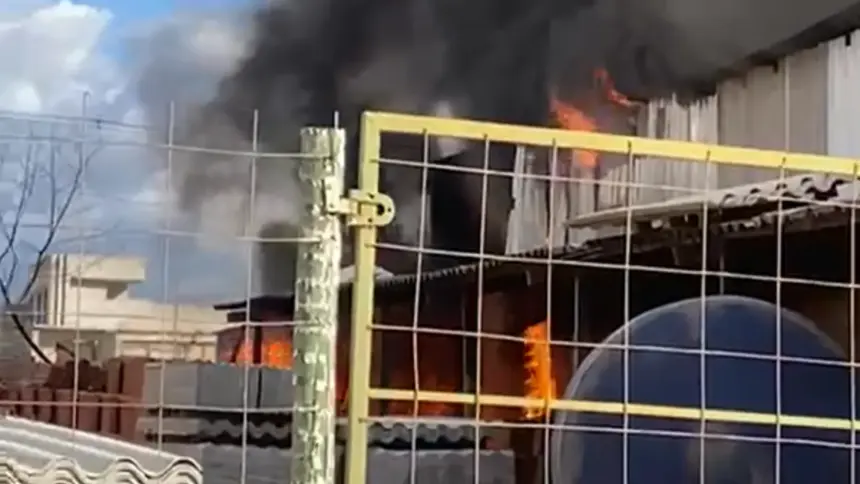 Bombeiros de Goianésia é acionado para controlar incêndio de grande proporção em loja de materiais de construção