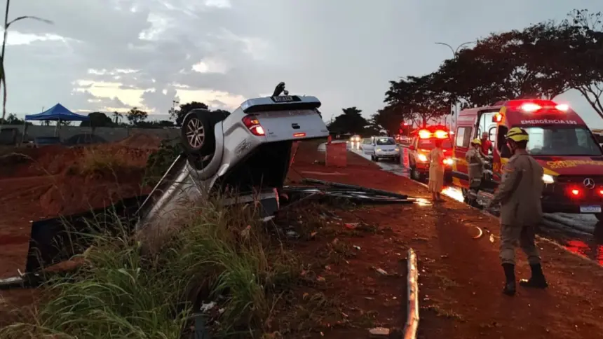 Capotamento de caminhonete na região sul de Goianésia mobiliza Corpo de Bombeiros