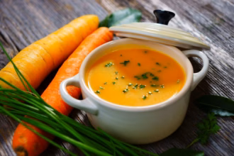 2 receitas de sopas saborosas e nutritivas para o inverno