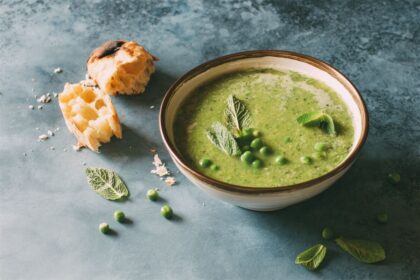 8 sopas ricas em proteínas para manter a dieta em dias frios