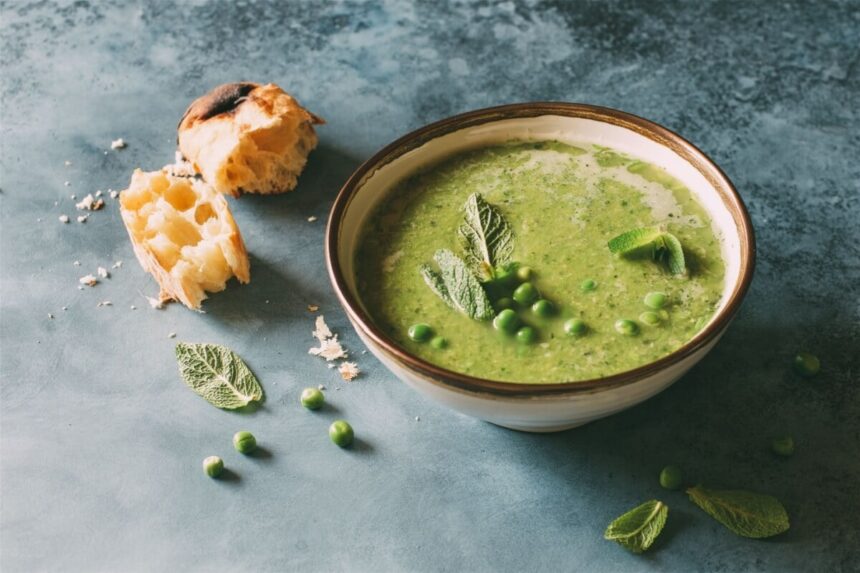 8 sopas ricas em proteínas para manter a dieta em dias frios