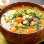 5 sopas ricas em proteína vegetal para o almoço