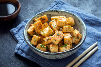 8 receitas vegetarianas rápidas para fazer na air fryer