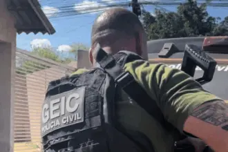 PCGO identifica trio que assaltou família com machadinha em Luziânia; adulto é preso e dois adolescentes são apreendidos