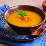 8 receitas de sopas e caldos fáceis para espantar o frio