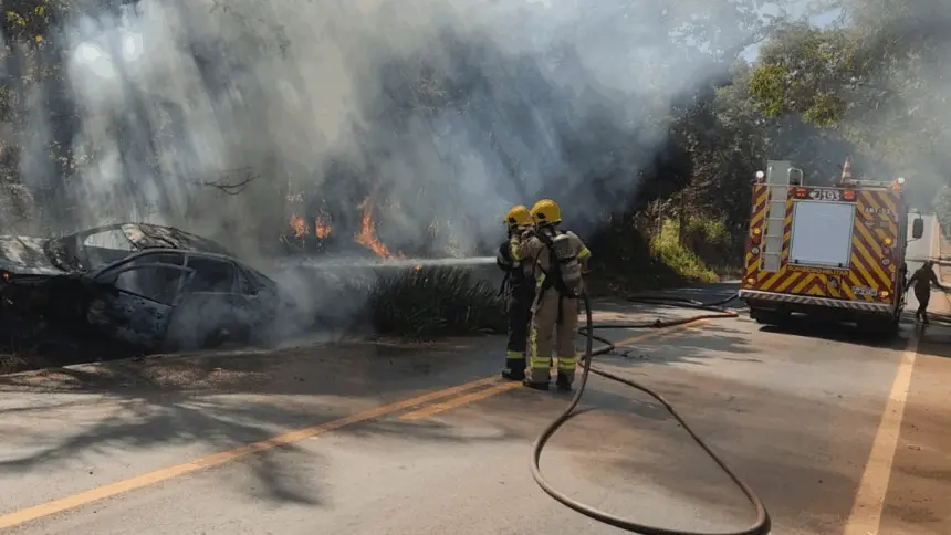 Acidente provoca incêndio em veículo na GO-080, sentido Jalles Machado Acidente provoca incêndio em veículo na GO-080, sentido Jalles Machado