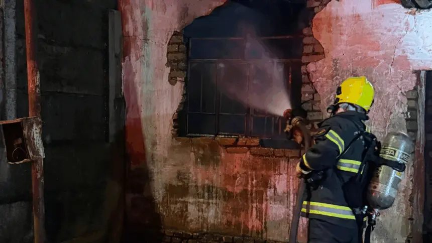Bombeiros controlam incêndio em residência no oeste de Goianésia Bombeiros controlam incêndio em residência no oeste de Goianésia