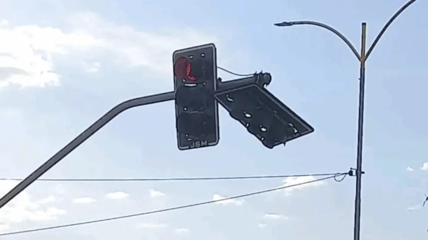 Caminhão danifica semáforo na Avenida Contorno, no oeste de Goianésia Caminhão danifica semáforo na Avenida Contorno, no oeste de Goianésia