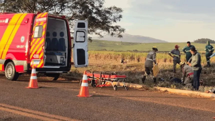 Colisão entre carro e moto deixa dois feridos no trevo de acesso da Usina Goianésia Colisão entre carro e moto deixa dois feridos no trevo de acesso da Usina Goianésia