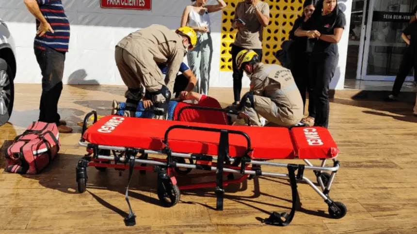 Homem sofre queda de mais de 3 metros de altura e é socorrido pelos bombeiros de Goianésia Homem sofre queda de mais de 3 metros de altura e é socorrido pelos bombeiros de Goianésia