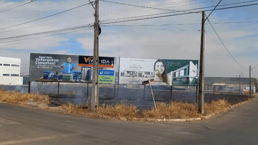 Incêndio atinge vegetação e danifica outdoors no Residencial Granville, em Goianésia Incêndio atinge vegetação e danifica outdoors no Residencial Granville, em Goianésia