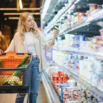 8 dicas para economizar com a baixa dos preços dos alimentos