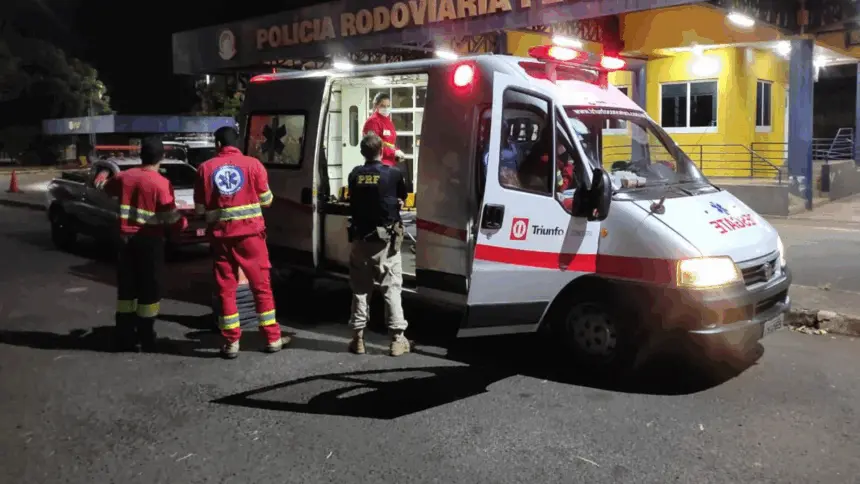 PRF acolhe condutor com confusão mental na BR-153 PRF acolhe condutor com confusão mental na BR-153