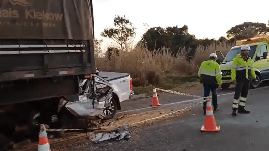Sequência de colisões mata duas pessoas e deixa uma gravemente ferida na BR-050 Sequência de colisões mata duas pessoas e deixa uma gravemente ferida na BR-050