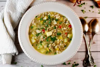 7 receitas de sopas leves para manter a dieta nos dias frios