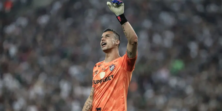Fábio vira jogador com mais partidas disputadas no futebol mundial