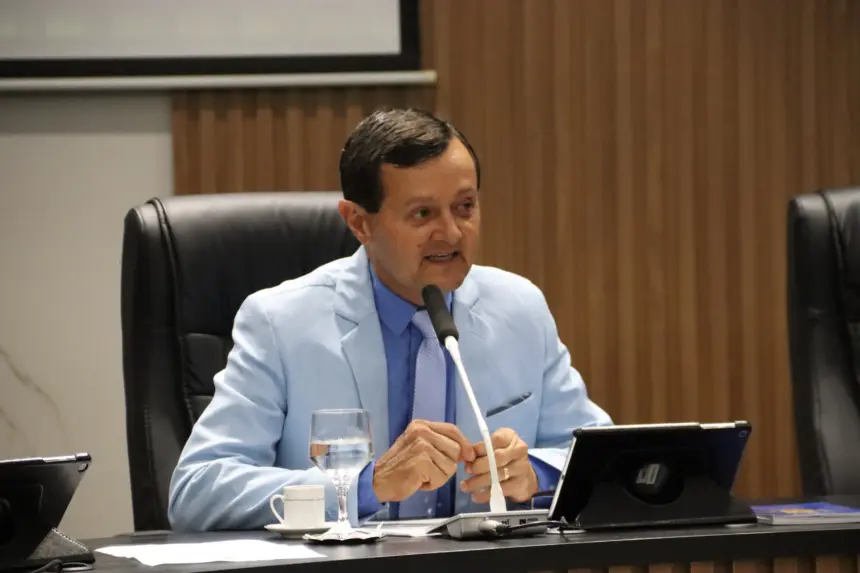 Vereador Gesmar solicita reaproveitamento de luminárias em substituição de postes em Goianésia Vereador Gesmar solicita reaproveitamento de luminárias em substituição de postes em Goianésia