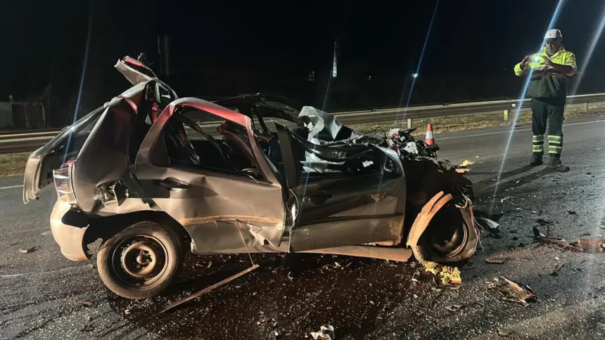 Colisão traseira entre carro e caminhão deixa um morto na BR-153 Colisão traseira entre carro e caminhão deixa um morto na BR-153