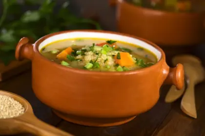 5 sopas ricas em proteínas para manter a massa muscular no inverno