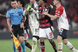 Conmebol anula 2º amarelo e libera Plata para defender o Flamengo